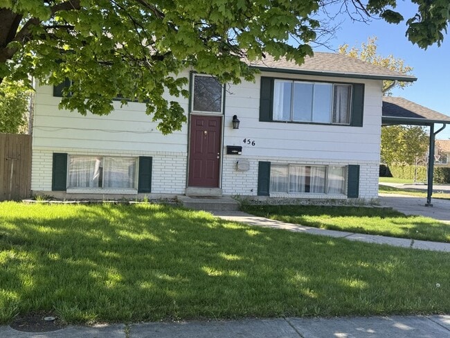 Building Photo - 456 W 550 N
