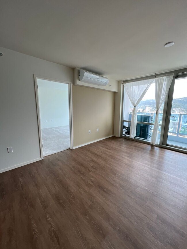 Building Photo - Prime Location- Kapiolani Residence 43d floor- Great views!