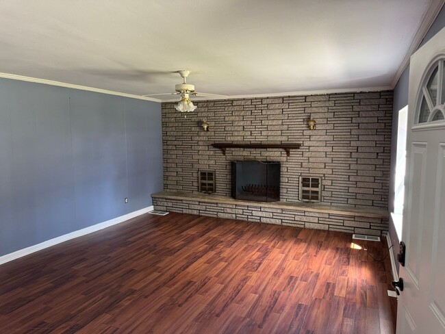 Building Photo - Cozy & Charming 3BR/2BA Home in Lenoir Cit...