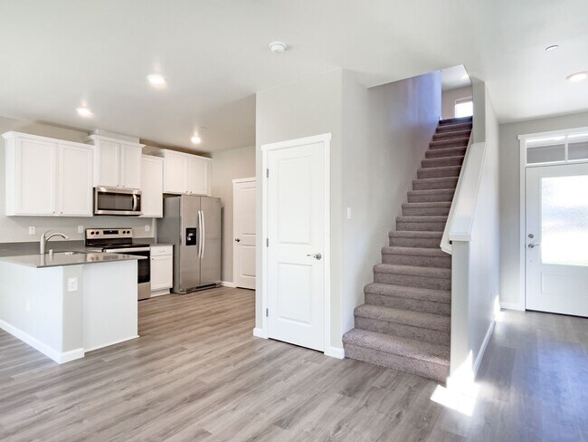 Building Photo - Beautiful 3 bdrm plus FLEX room --House 1/2 Month rent Concession!!