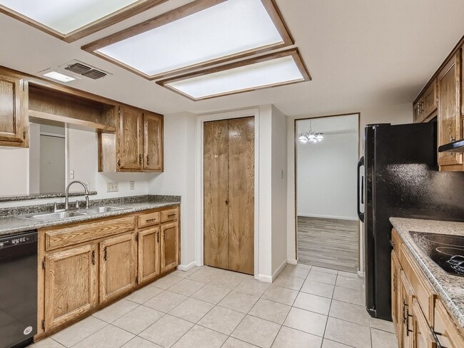 Building Photo - Northwest Hills 2/2 with Study, Large Gara...