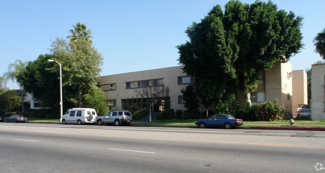 Primary Photo - 8820 Van Nuys Blvd