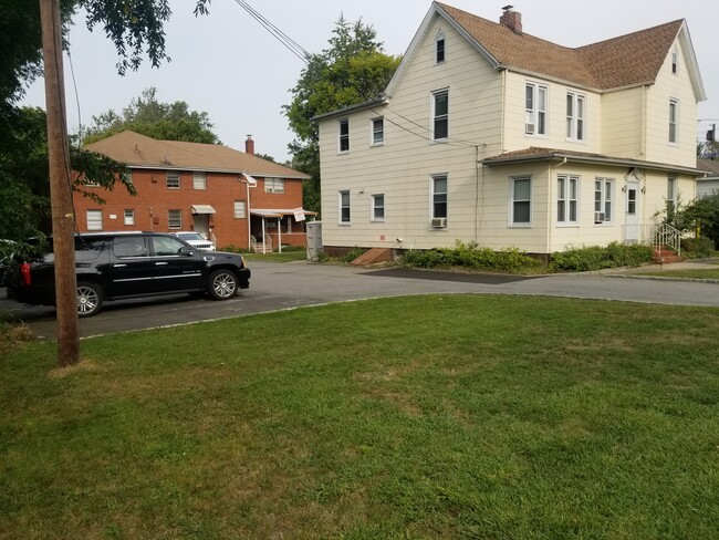 Building Photo - 325 Tenafly Rd