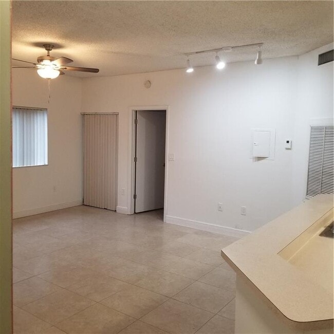 Building Photo - 2550 SW 18th Terrace