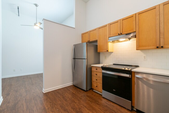 Hermosa cocina con planta abierta. - Westview Lofts