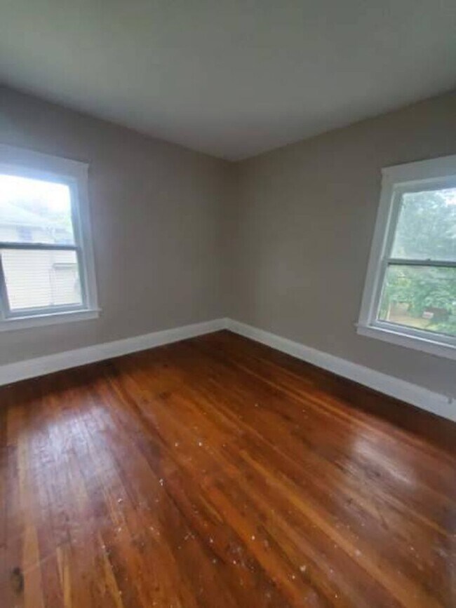 Building Photo - Charming 3-Bedroom Property in Prime Location (SECTION 8 VOUCHERS ACCEPTED)