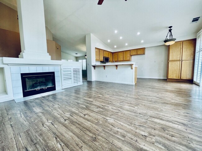 Building Photo - 3 Bed with Office! Move In Ready !!