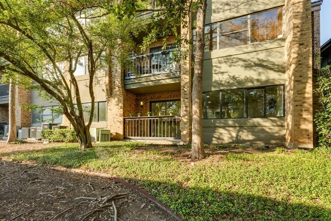 Foto del edificio - 8888 Tallwood Dr