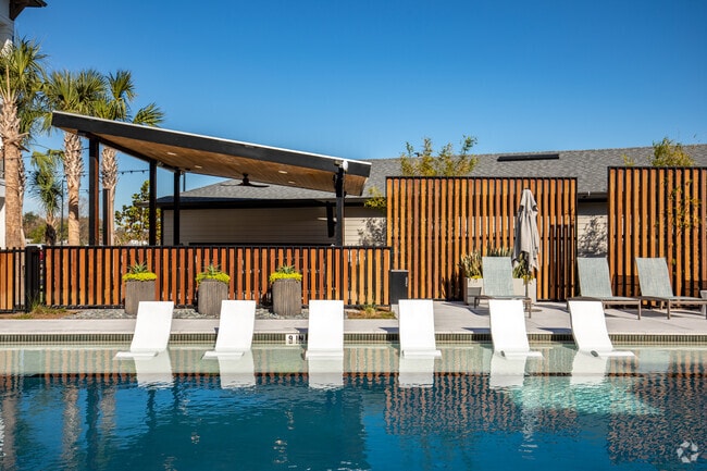 Resort-Style Pool - Vida Winter Garden