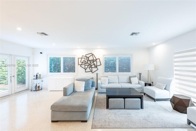 Foto del edificio - 829 Malaga Ave