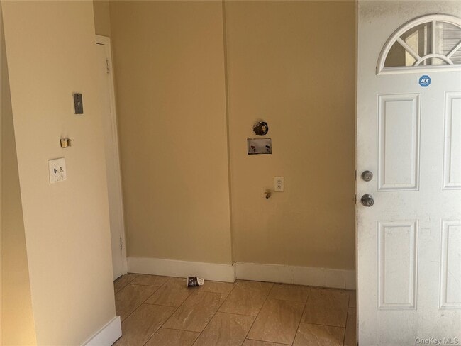 Building Photo - 90-14 Silver Rd