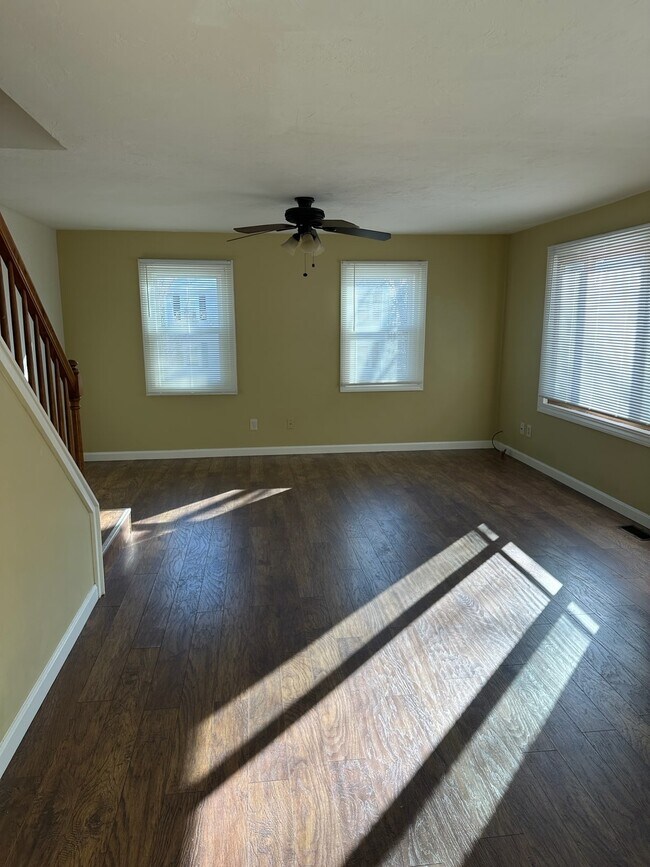 Foto del edificio - 16 Ledgecrest Dr