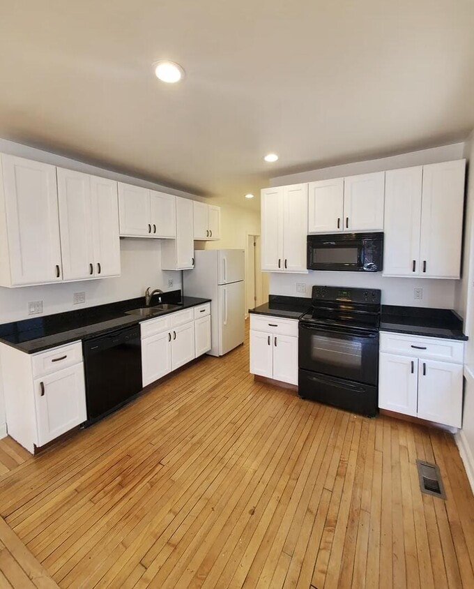 Primary Photo - 526 E Burleigh St