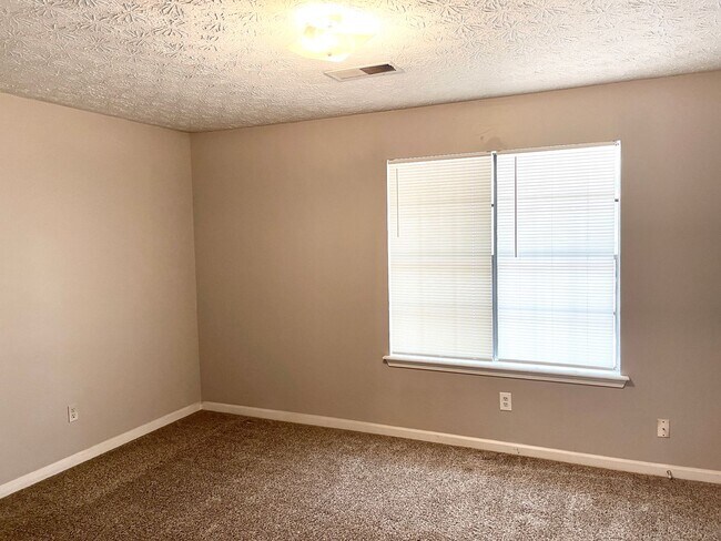 Foto del edificio - Welcome to this charming 2-bedroom, 2-bathroom townhouse located in the heart of Fayetteville, GA.