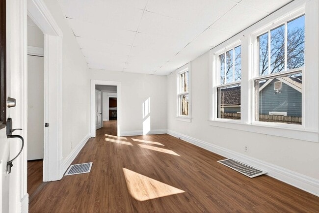 Building Photo - 908 Gilmore Ave