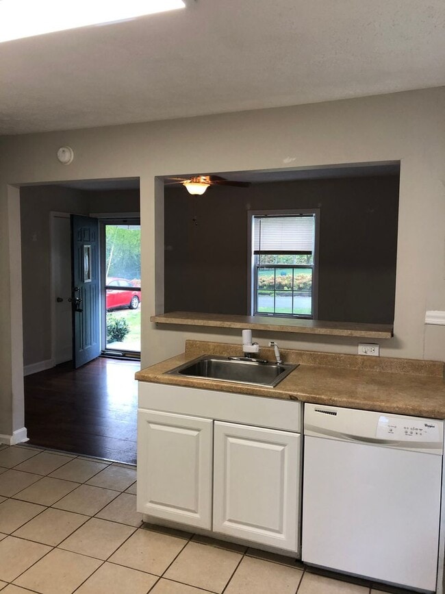Building Photo - Cozy 2 Bed/ 1 Bath Home with Large Sun Roo...