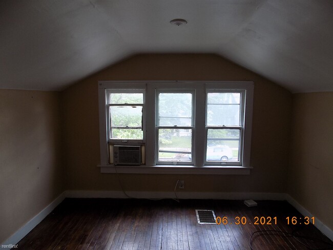 Building Photo - Studio, 1 bath Duplex - 461 Silman St