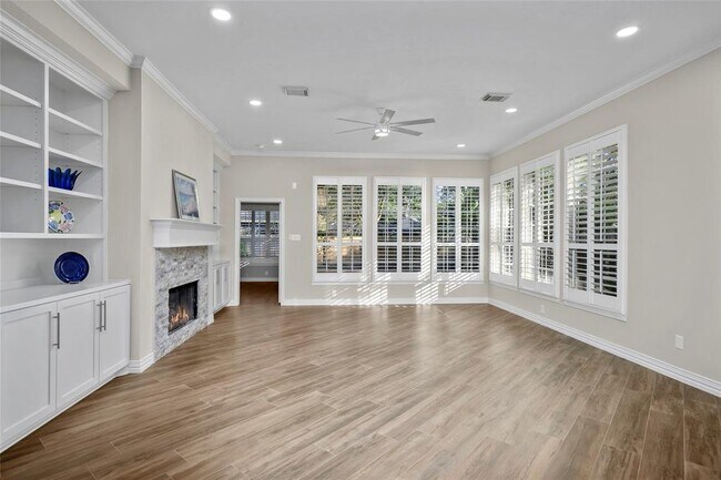 Building Photo - 30 E Honey Grove Pl