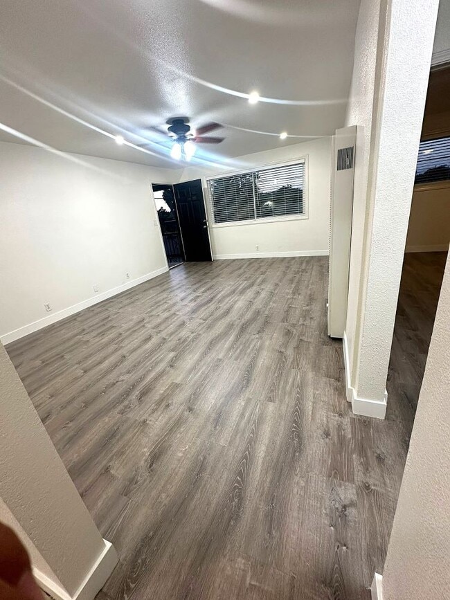 Sala de estar/a la entrada - 2302 W Roberta Ave