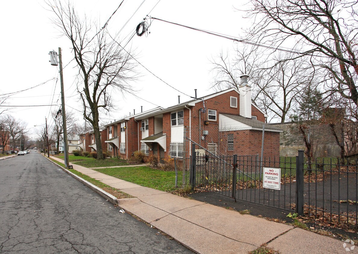 Building Photo - 7-21 Sanford St
