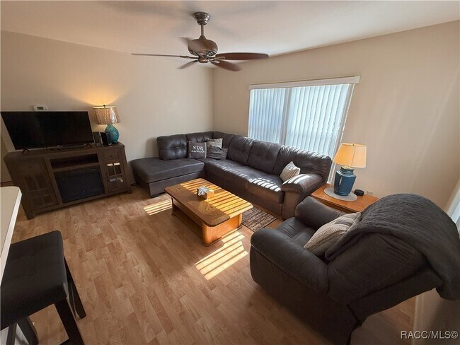 Foto del edificio - 853 SE Mayo Dr