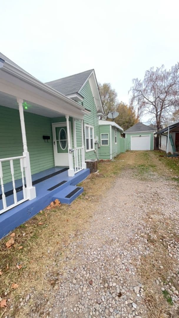 Building Photo - 512 W Oak Ave