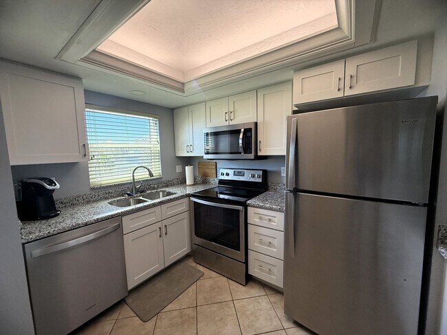 Foto del edificio - SEASONAL BEACH ACCESS 2/2 CONDO ON FT. MYERS BEACH!!!