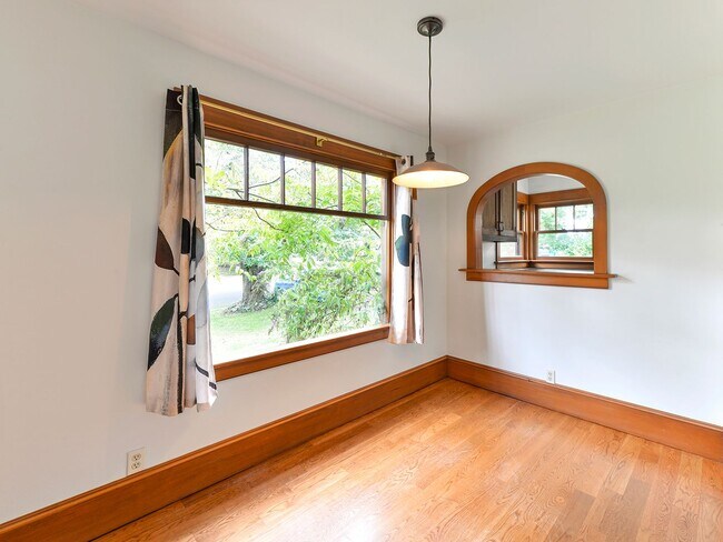 Building Photo - Application Approved - Charming 4-bed 2 ba...