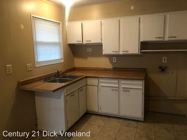 Building Photo - 3 br, 1 bath House - 336 S Skyline Drive