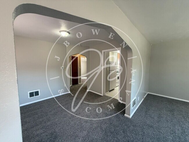 Foto del edificio - "Charming 2-Bed upper Duplex on Wyckliffe Parkway – Cozy Living Awaits!"