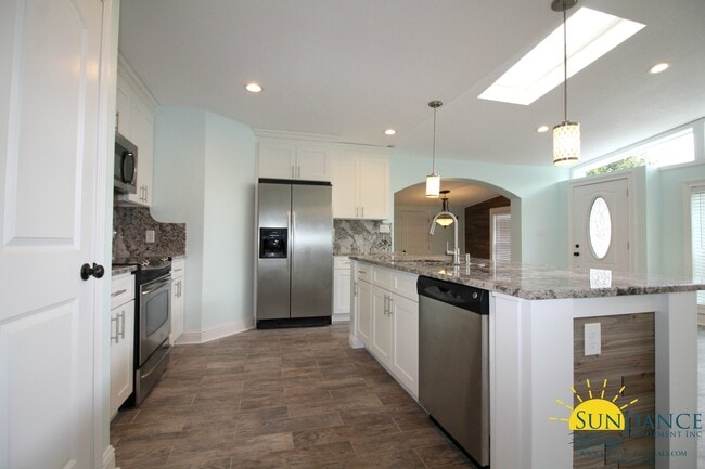 Building Photo - Beautiful Fully Renovated 3 Bedroom Home i...