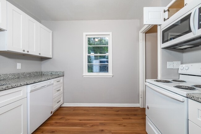 Building Photo - Stylish Simplicity: 2 Bed, 1 Bath Single-F...