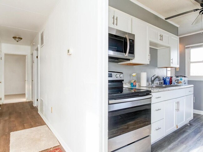 Foto del edificio - 3 Bedroom House on Quiet Street in Monaca