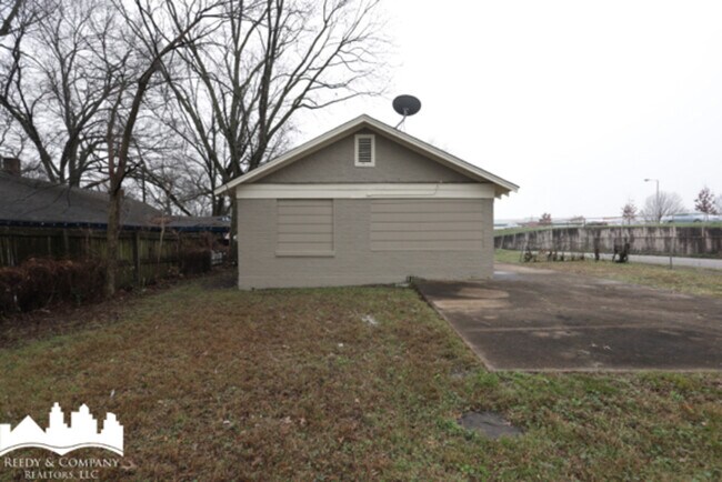 Building Photo - 2286 Poe Ave