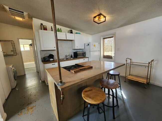 Foto del edificio - Fully Furnished 2 Bed 1 Bath