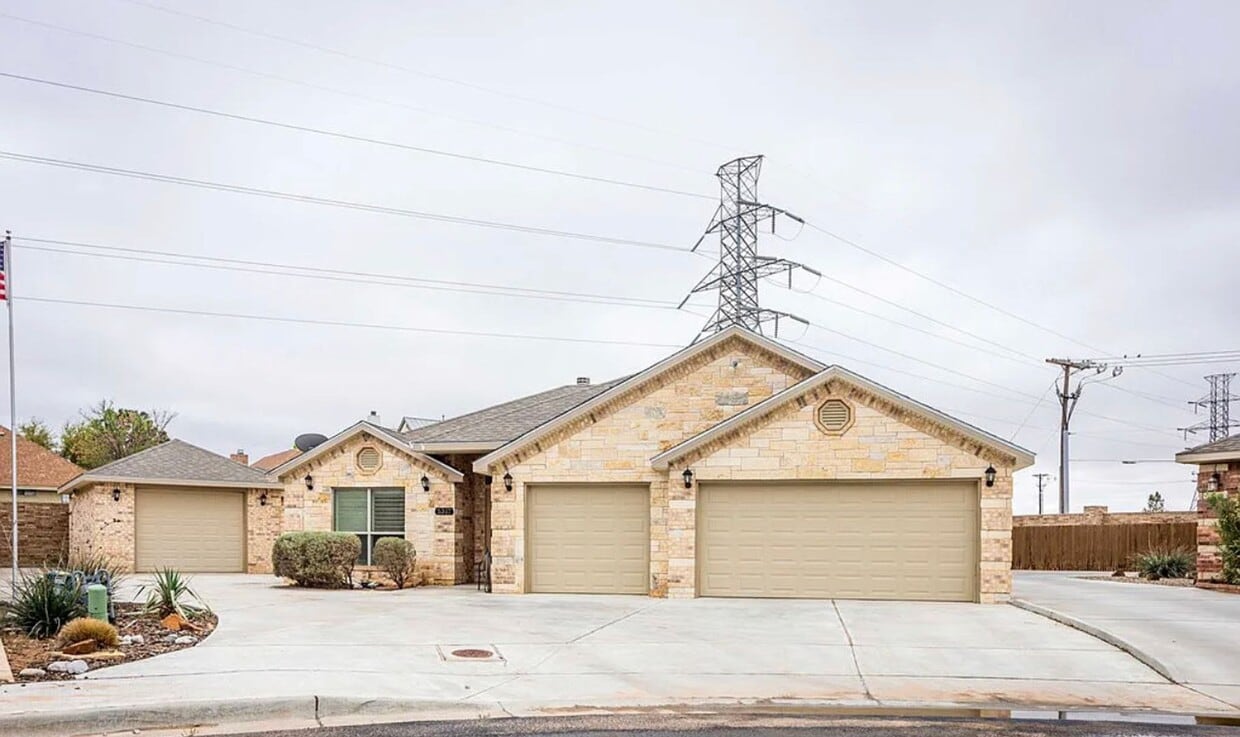 Primary Photo - Beautiful large brick home in Green Tree N...