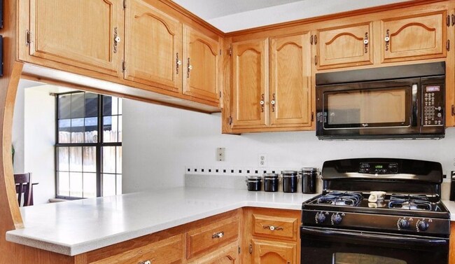 Building Photo - 10601 Sunset Canyon Dr
