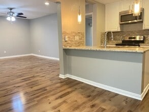 Building Photo - 5838 Sandhurst Ln