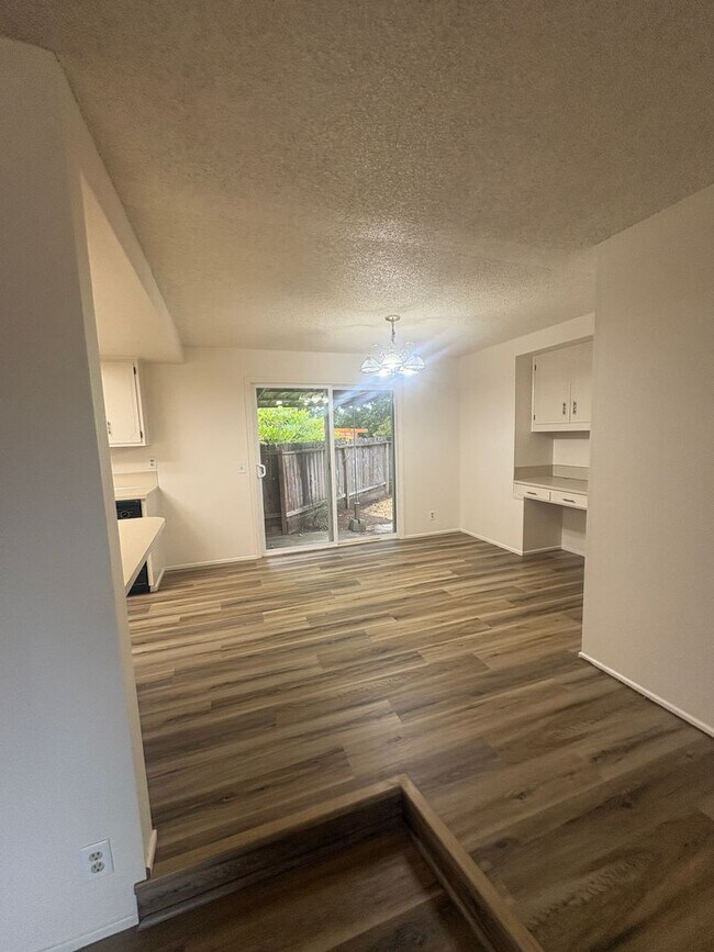 Foto del edificio - 3 Bedroom, 2 Bathroom House in Bethel-Dane...