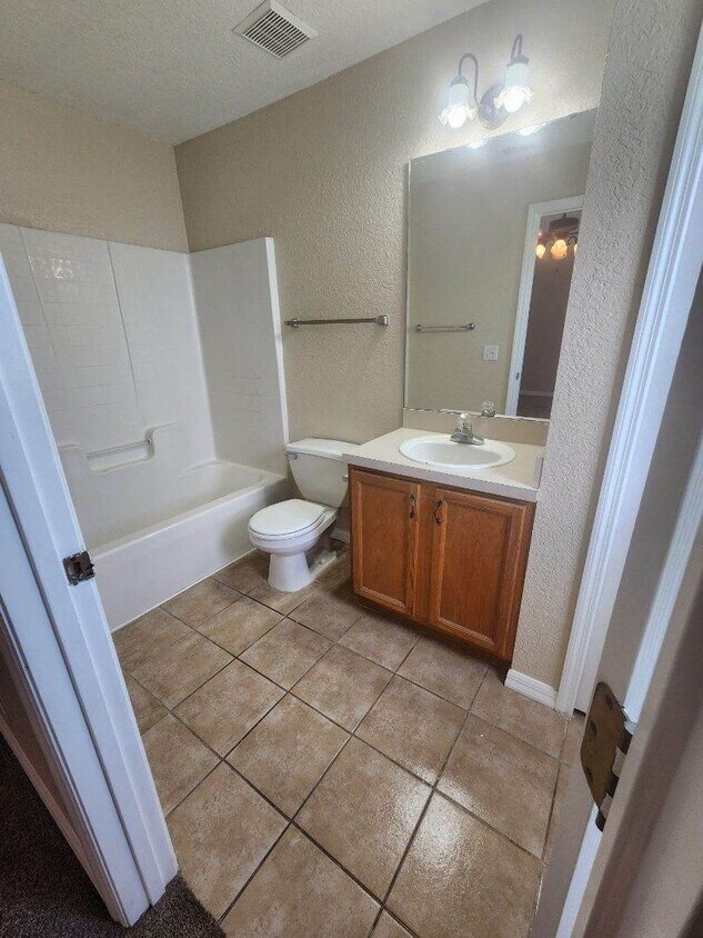 Foto principal - Three Bedroom Two Bath - Auburndale