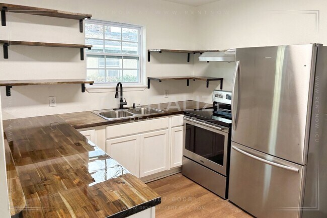 Building Photo - 2 bed/1 bath Oakdale Home with Modern Updates