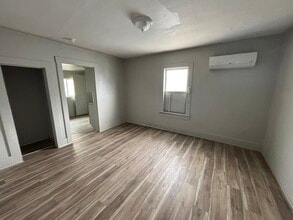 Building Photo - 14 E 6th Ave