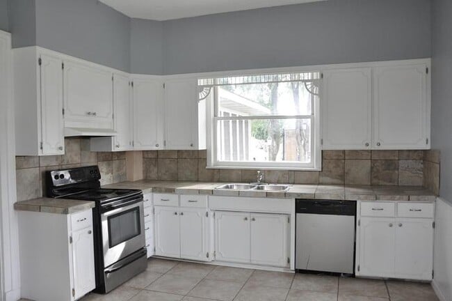Building Photo - Historic 4 BR/2Ba and Spacious