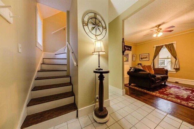 Foto del edificio - 9438 Tennyson Ave