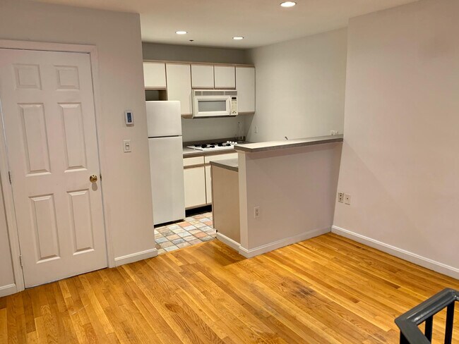 Building Photo - 95 Waltham St