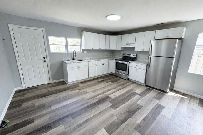Foto del edificio - GORGEOUS REMODELED 3BR/2BA Zephyrhills Home with HUGE SCREENED IN PORCH and Shed