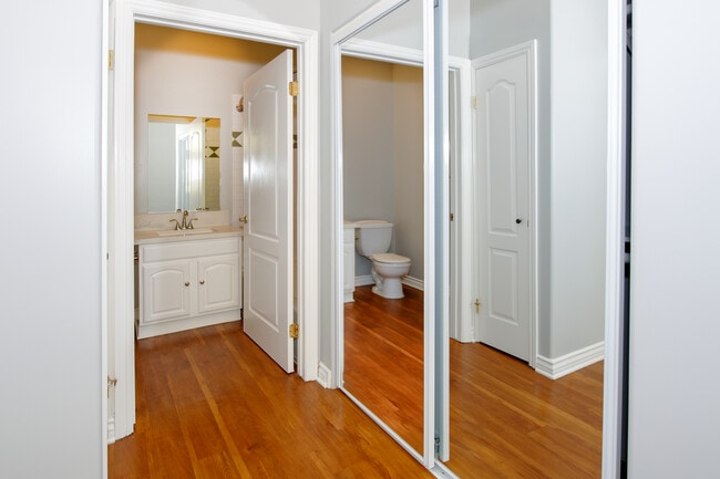 Building Photo - Hollywood View Towers