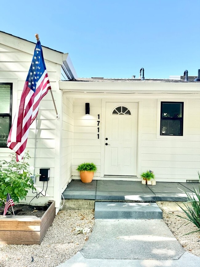 Building Photo - Beautiful Remodeled Calistoga Home