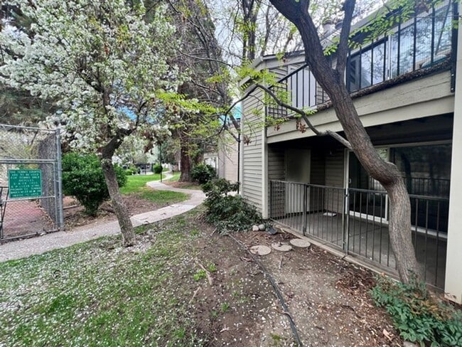 Foto del edificio - Updated Two Bedroom Sparks Condo in Gated Community