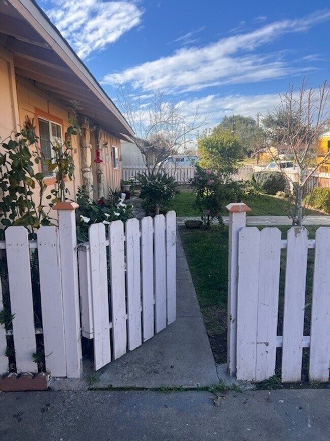 Foto del edificio - Charming Home with Expansive Yard, Fruit Trees & RV Parking